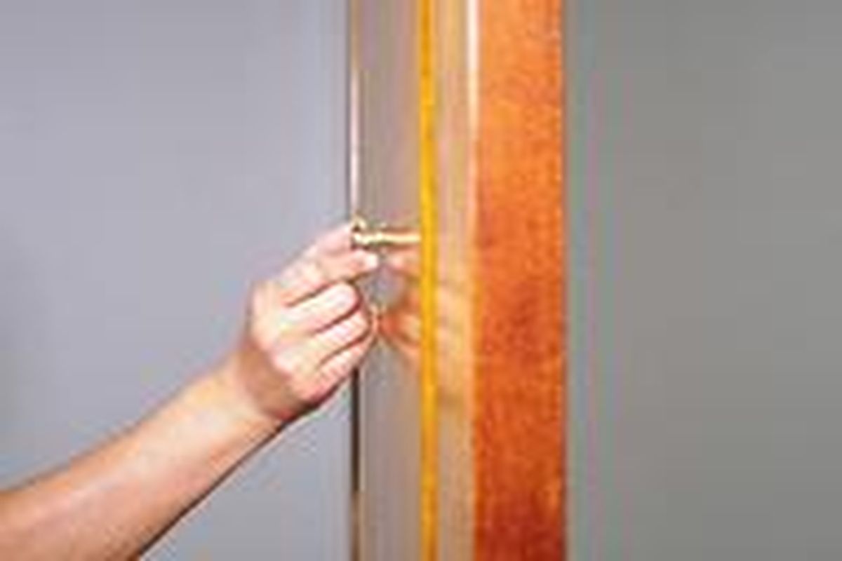 Colocar una mirilla en la puerta de entrada paso 5