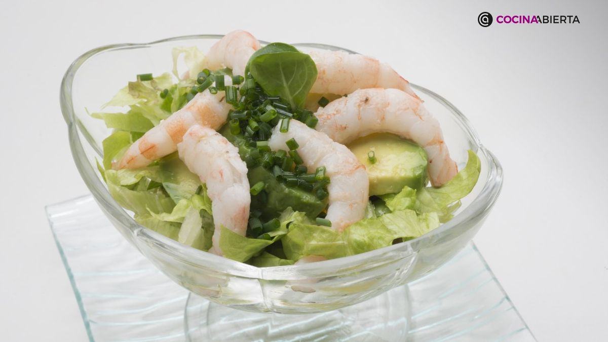 El cóctel de gambas con aguacate es un aperitivo fresco para una comida especial