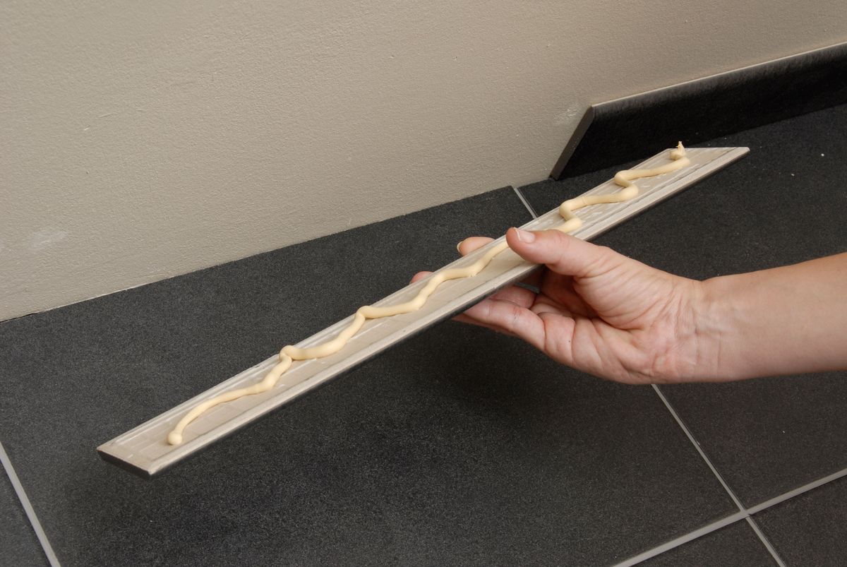 Cómo colocar suelo de cerámica en el salón sin hacer obras paso 8