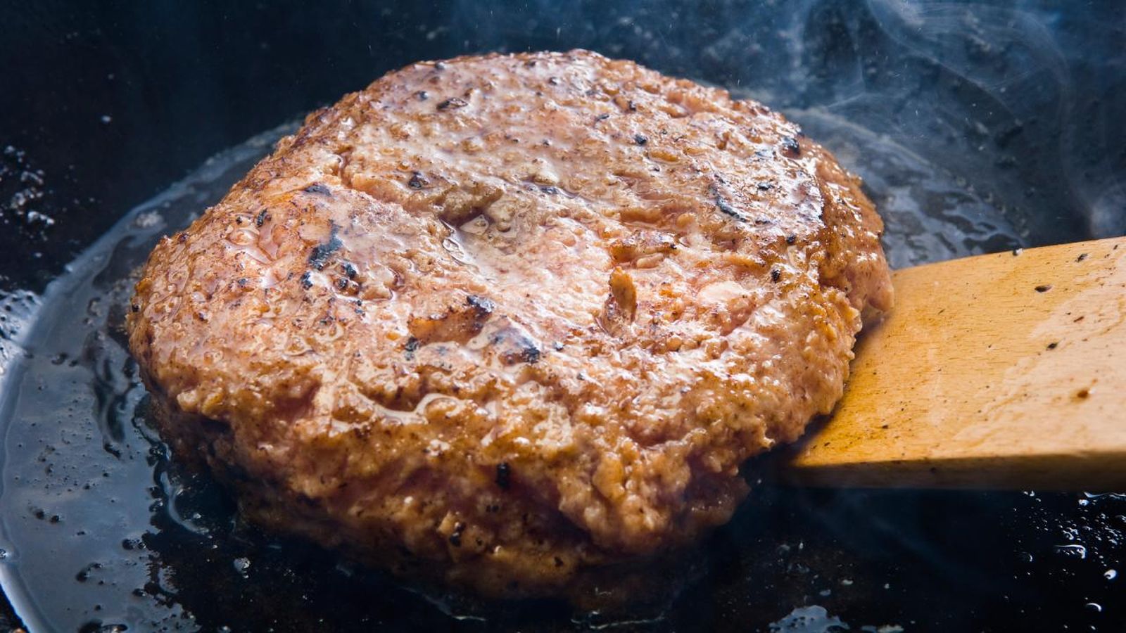 Hamburguesa jugosa en la sartén