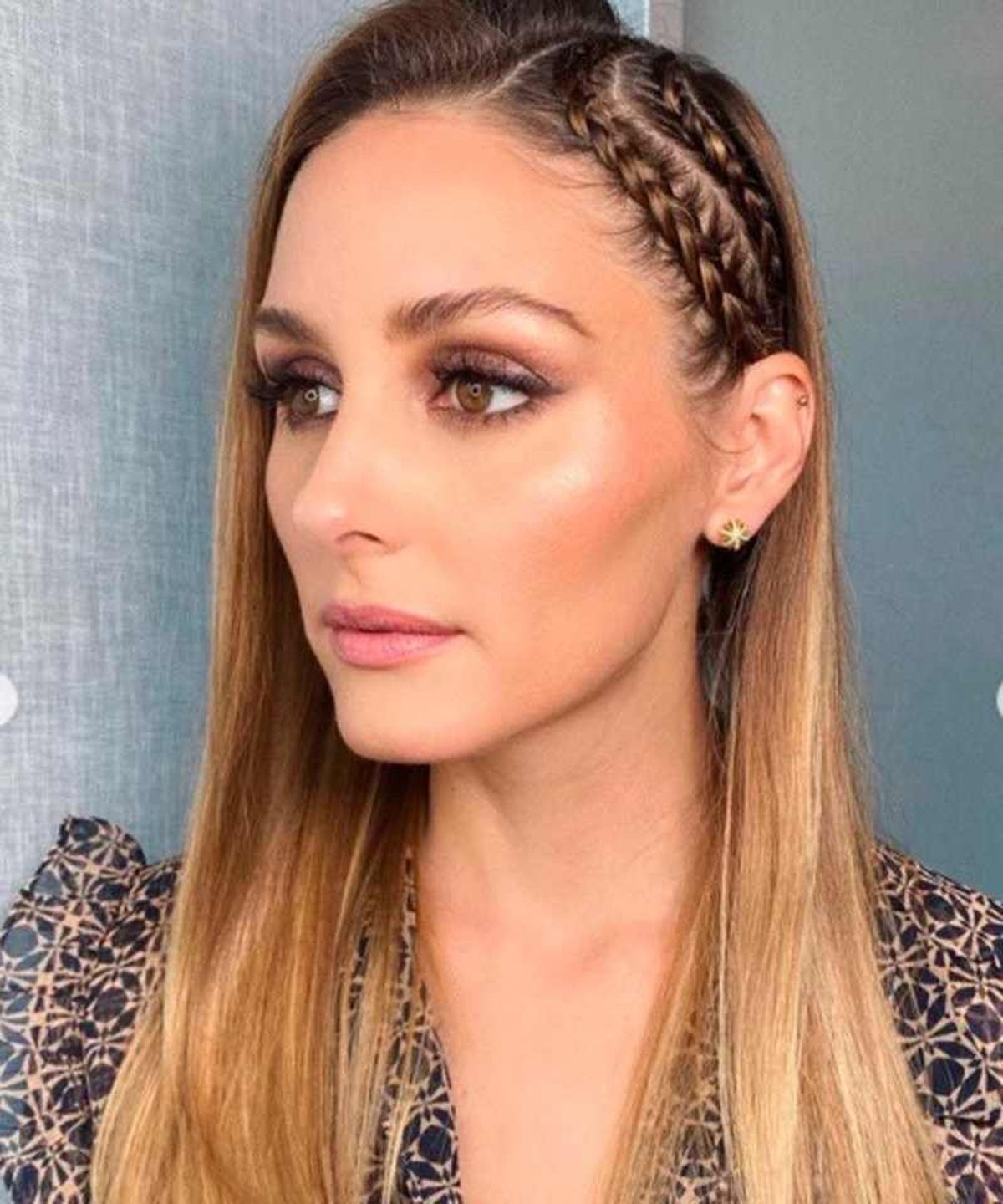 Olivia Palermo con dos pequeñas trenzas boxeadoras a un lado