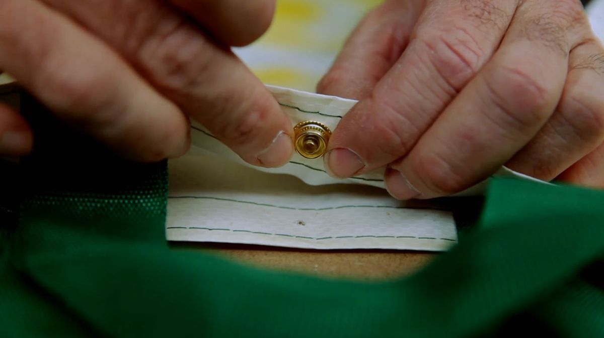 Cómo colocar corchetes o botones a presión paso 4