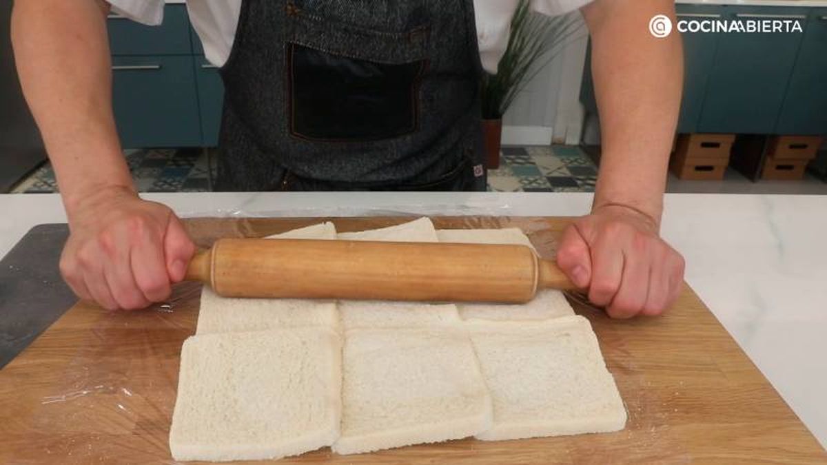 Prensa las rebanadas de pan de molde con un rodillo