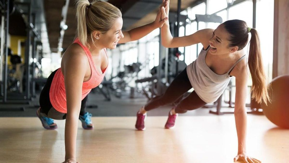 Bebe agua y mantén una dieta equilibrada de frutas y verduras