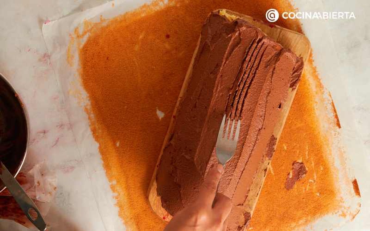 Con un tenedor, dibuja surcos