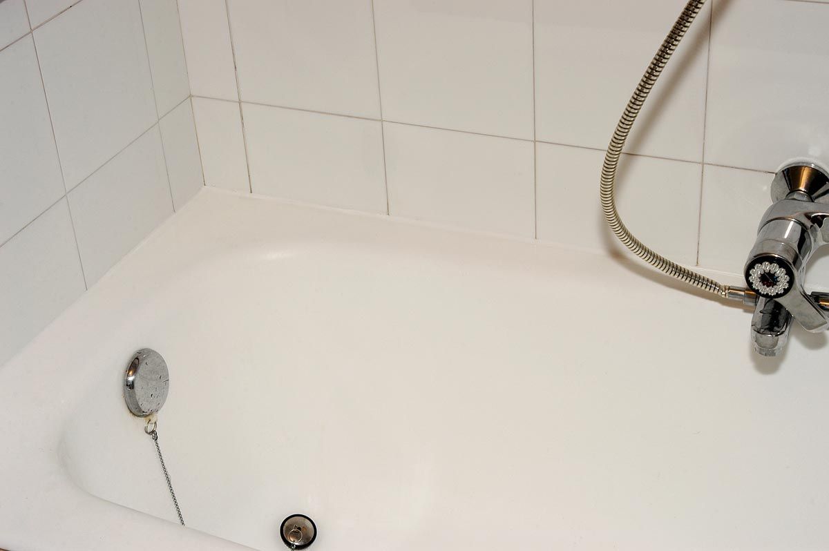 Eliminar y cambiar la silicona de una bañera paso 8