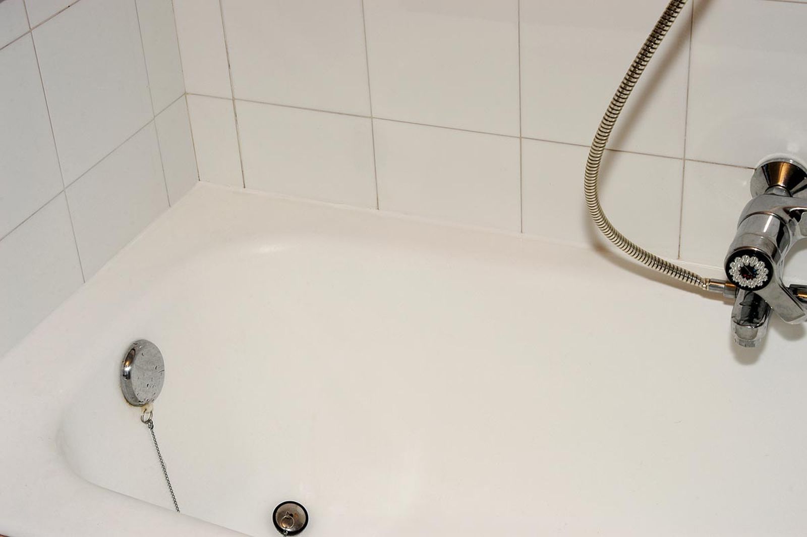 Eliminar y cambiar la silicona de una bañera paso 8
