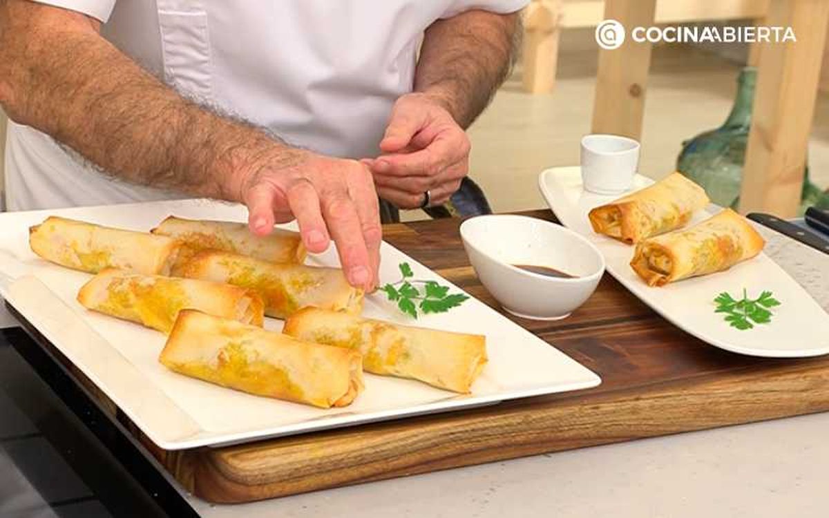 Acompaña los rollitos con salsa de soja