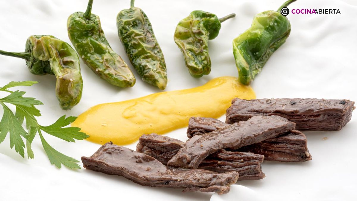 KARL7204 Entrecula ternera salsa melocoton pimientos