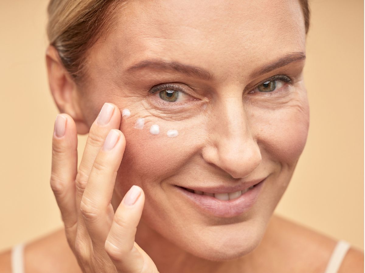 Utiliza el dedo anular para aplicar el producto