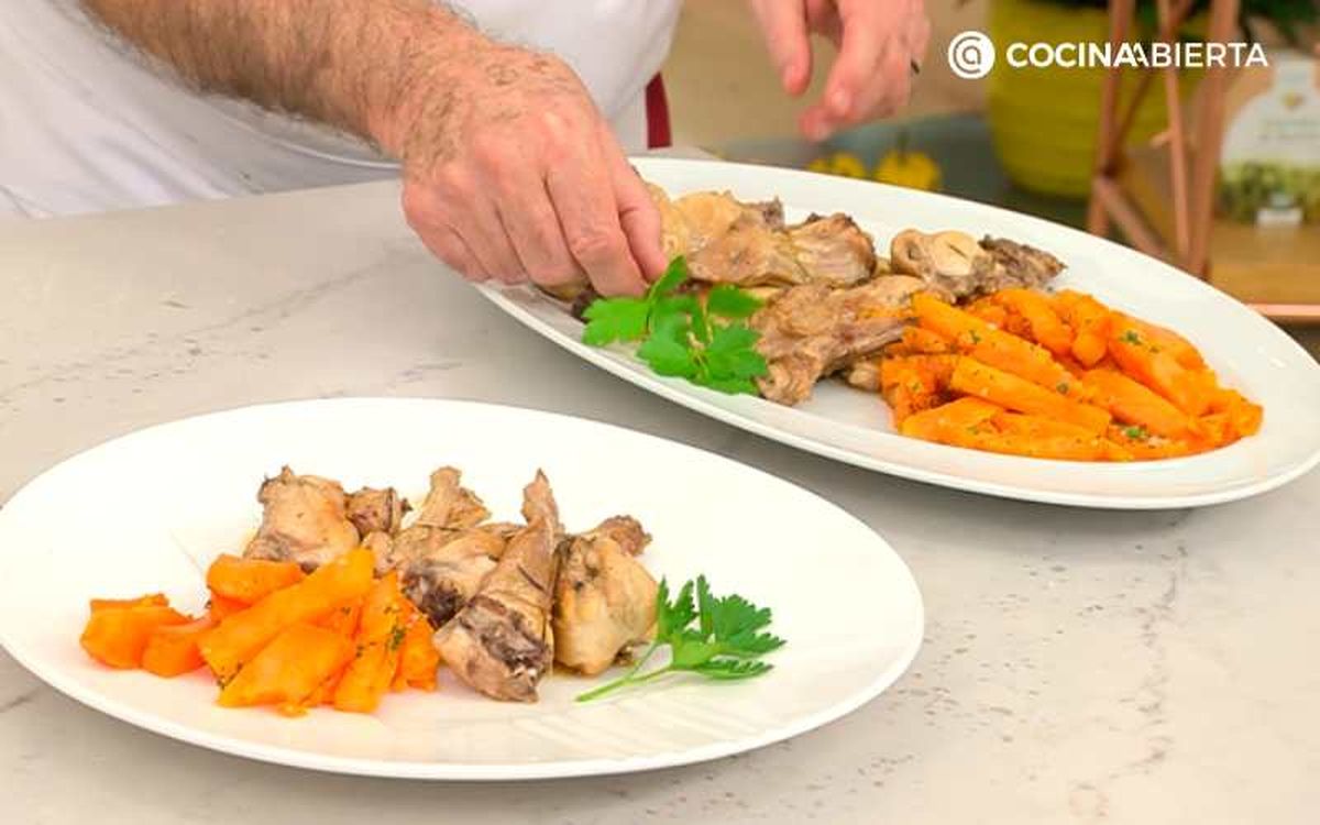 Sirve y decora el conejo al ajillo