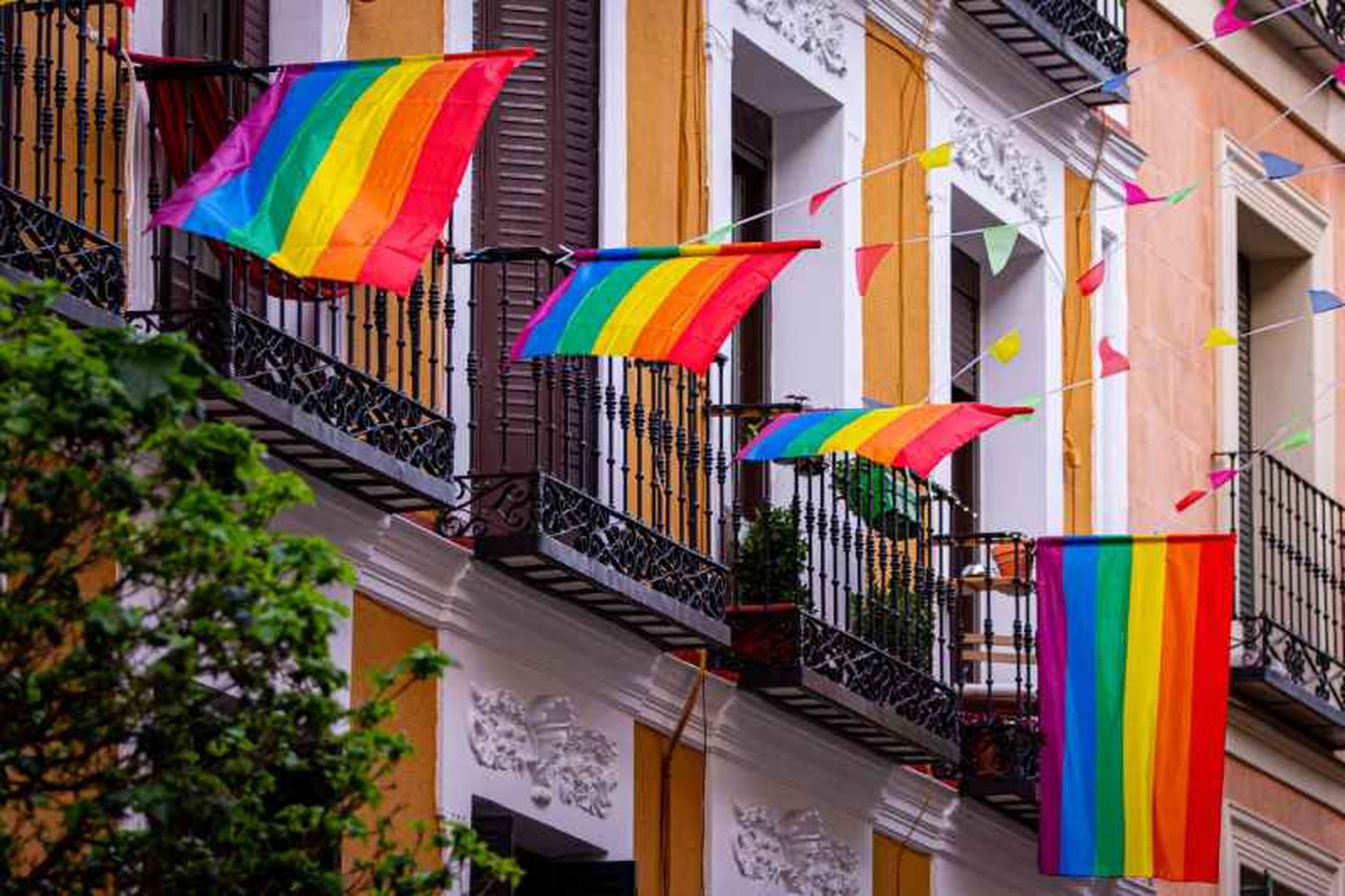 Banderas arcoíris en varios balcones de Madrid