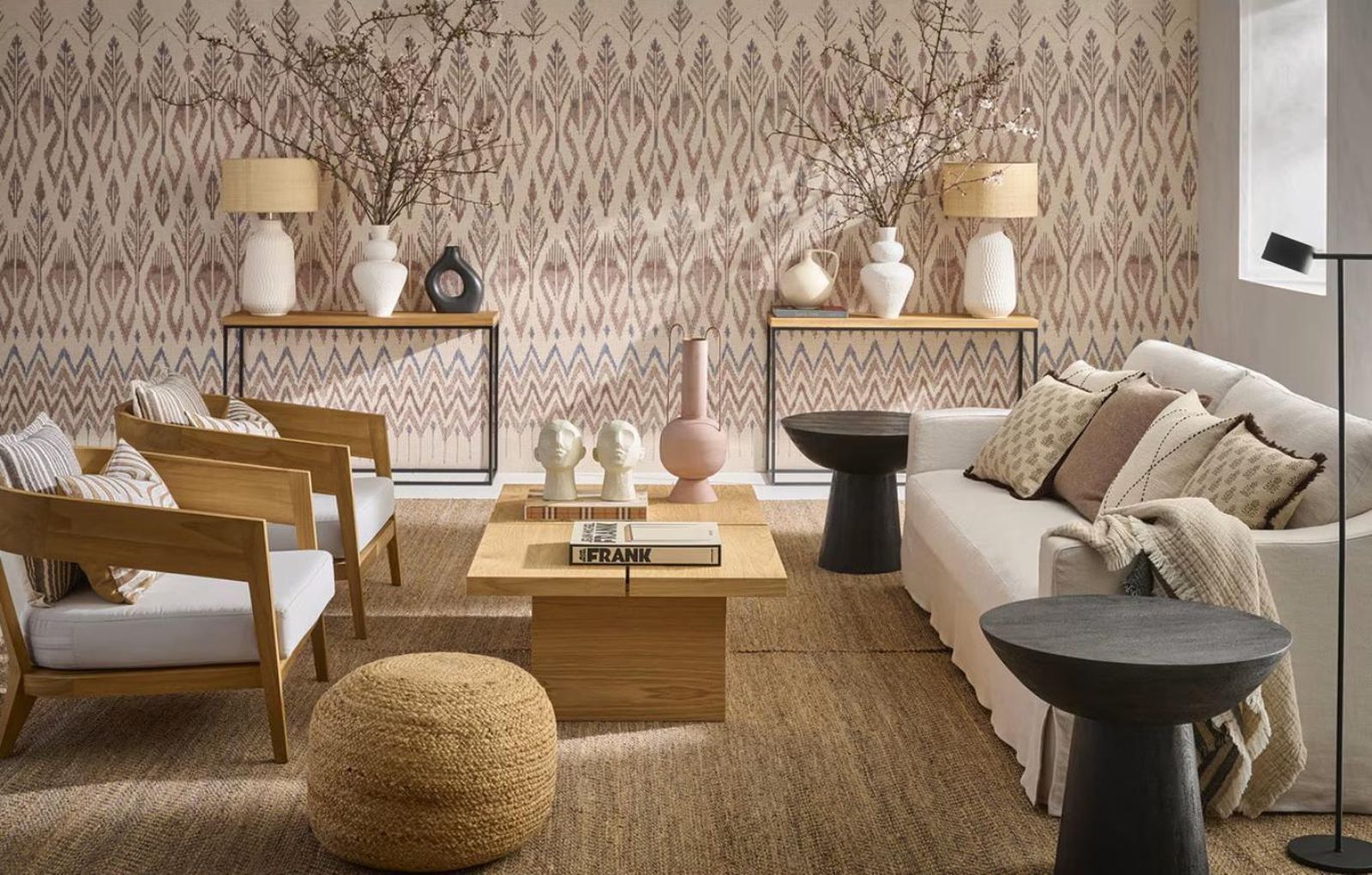 Salón con decoración moderna con materiales naturales.
