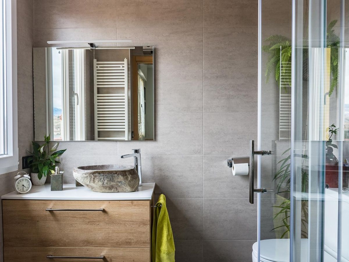 Baño con mueble con almacenamiento.