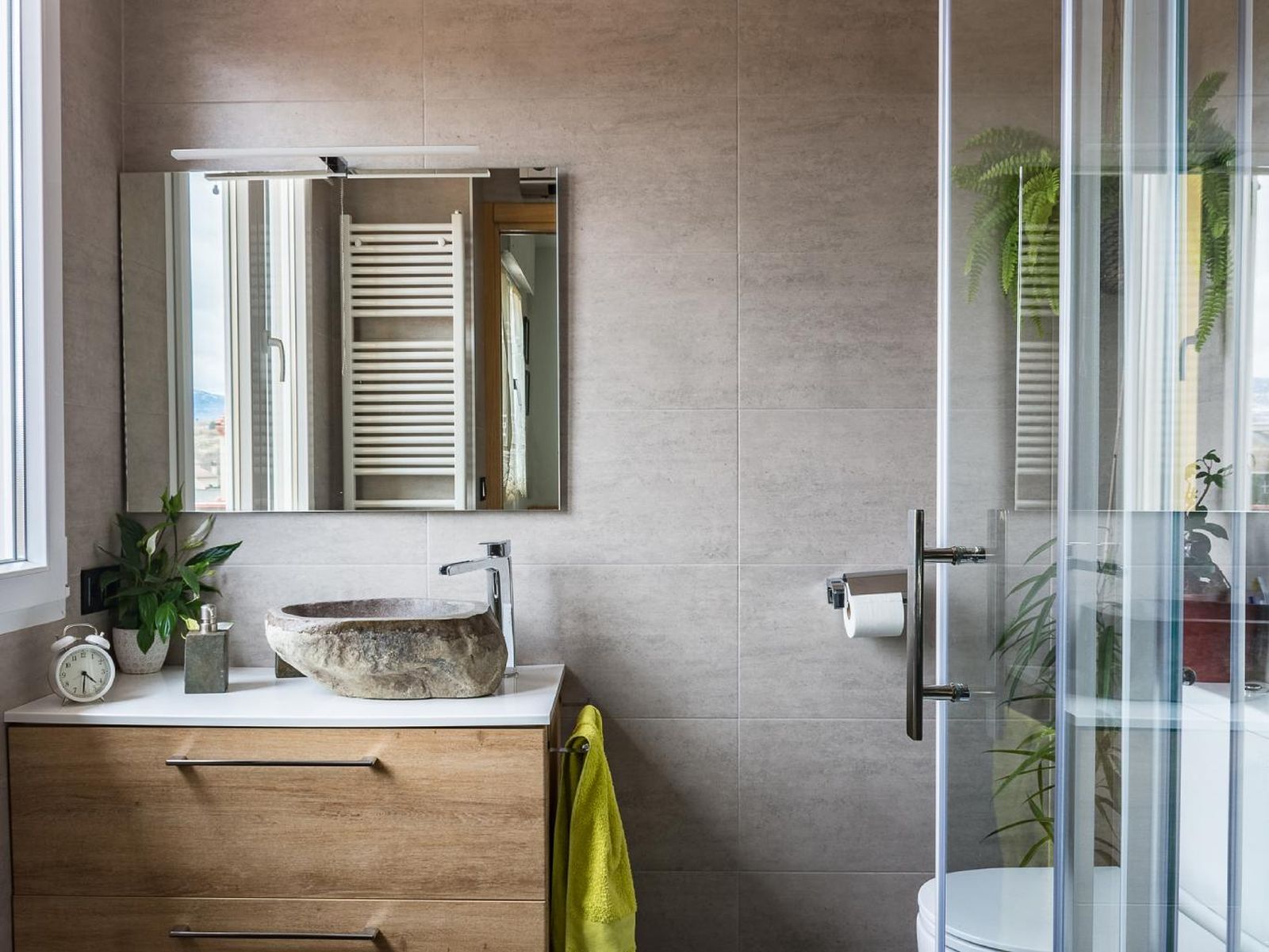Baño con mueble con almacenamiento.