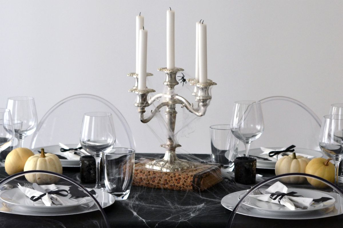 Decorar mesa para Halloween en blanco y negro 5