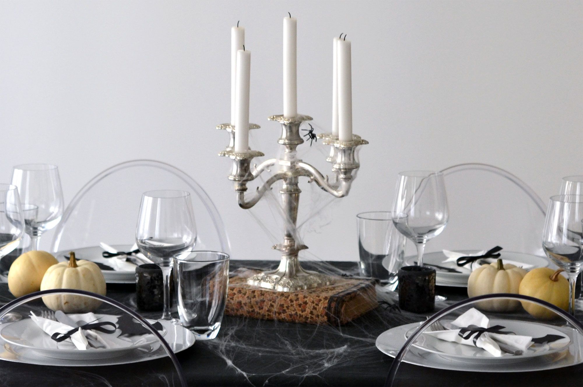 Decorar mesa para Halloween en blanco y negro 5