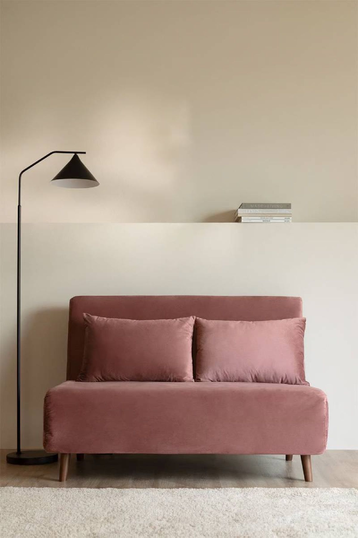 Sofá cama Elen de terciopelo rosa.