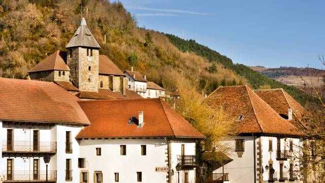 iglesia ochagavia pueblo mas bonito espana octubre