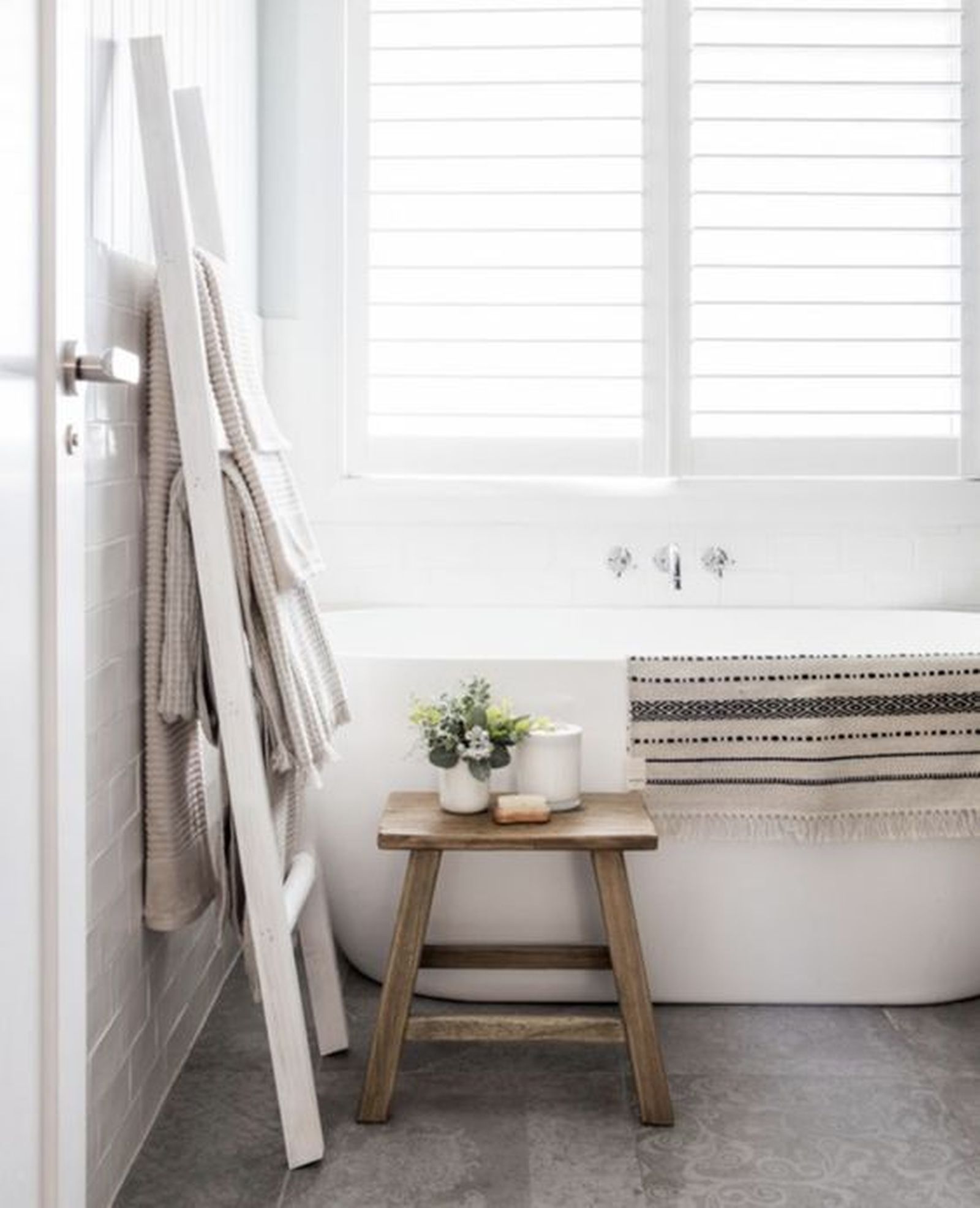 bano con banco madera pinterest Adore Magazine