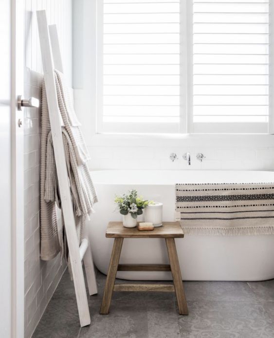 bano con banco madera pinterest Adore Magazine