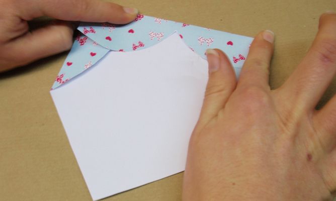 Hacer un sobre con un corazón para San Valentín paso 5