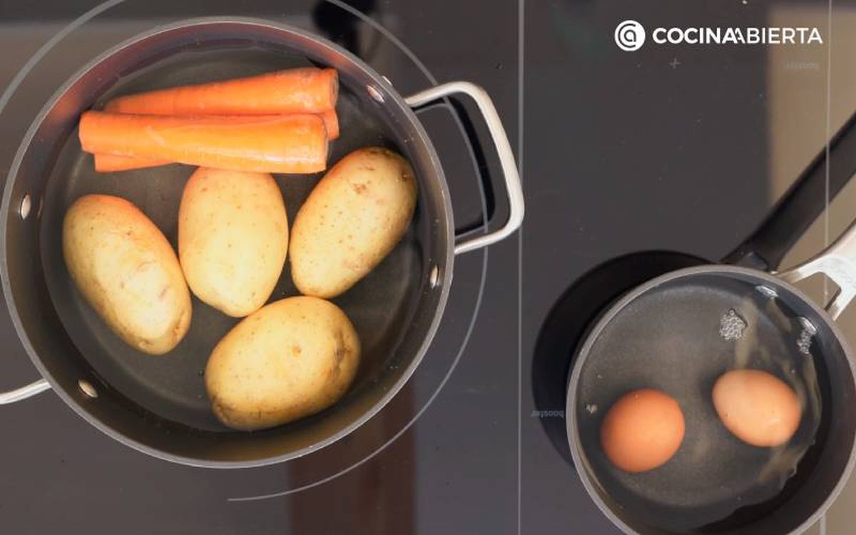 Elaboración de la receta de ensaladilla de pulpo - Cuece las patatas, las zanahorias y los huevos