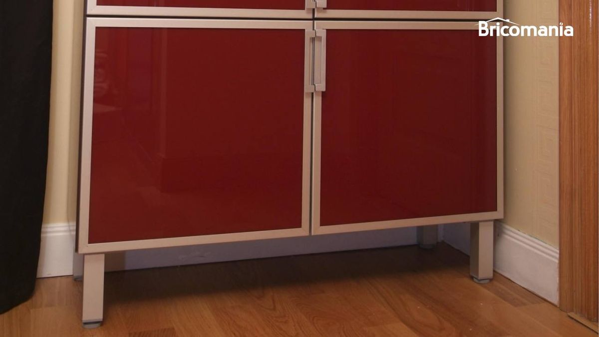 Un mueble con patas metálicas regulables