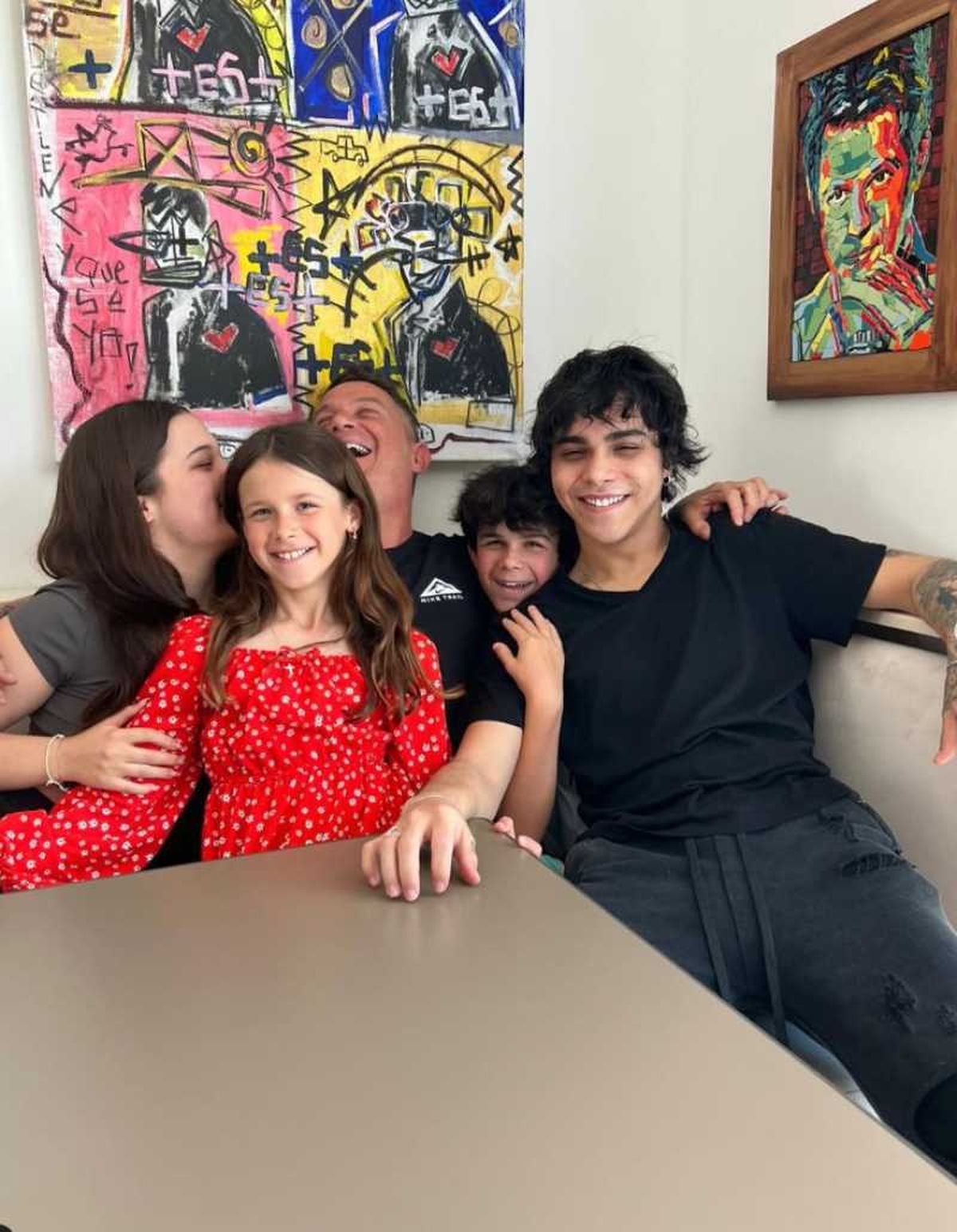 Alejandro Sanz junto a su familia en casa.