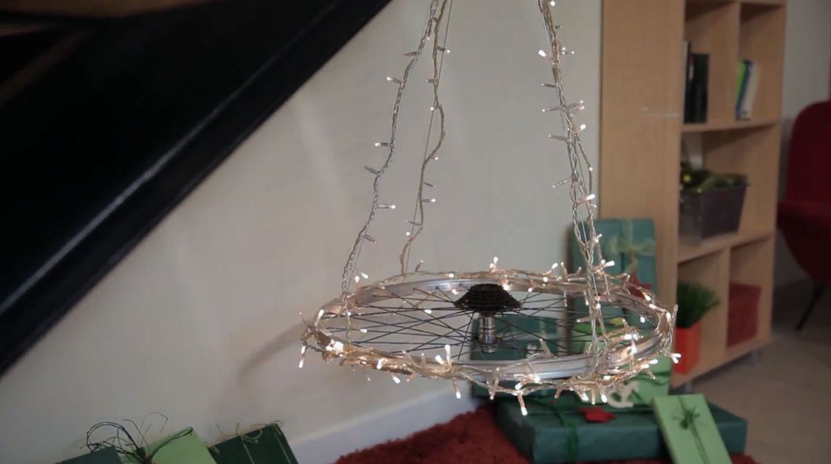 Árbol de Navidad con llanta de bicicleta paso 7