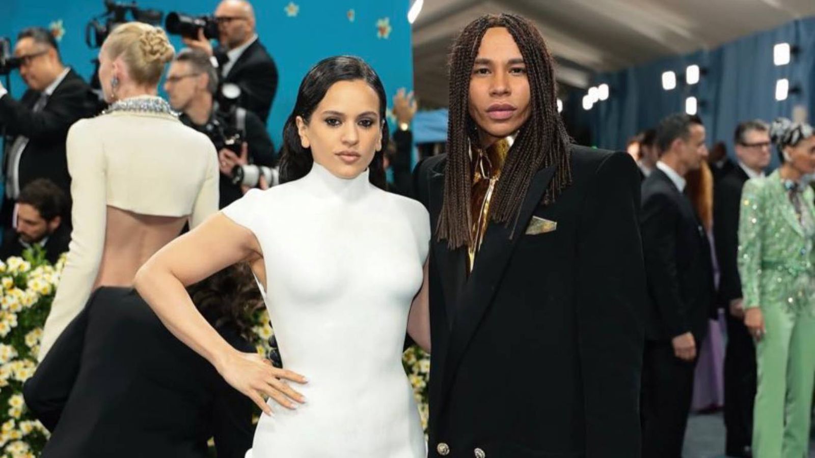 Rosalía junto al diseñador Olivier Rousteing en la Met Gala 2025, luciendo un Balmain blanco.