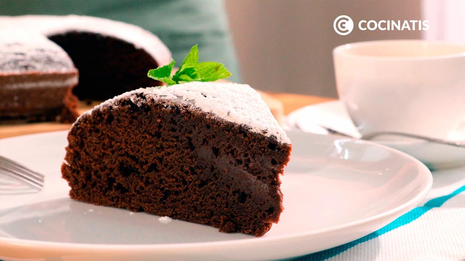 Un delicioso bizcocho de chocolate sin huevo, perfecto para cualquier ocasión | Fotos: Cocinatis