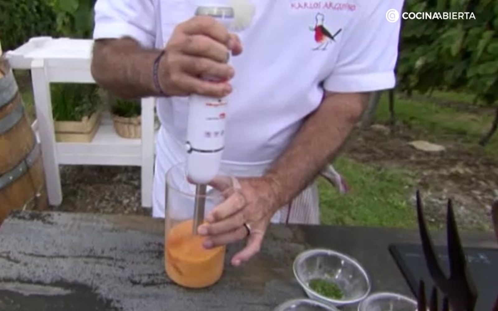 Bate las verduras para engordar el caldo de las pochas con almejas