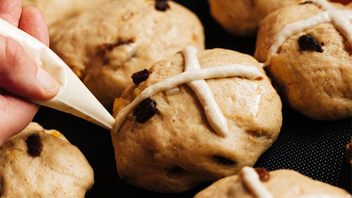 cocina recetas pascua bollos ingleses de cruz hot cross buns forma cruz