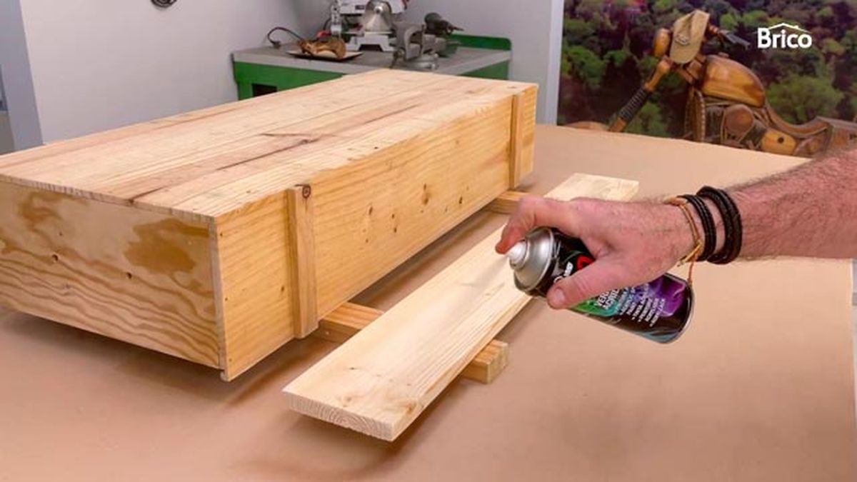 Cómo hacer una estantería con una caja de madera paso 12