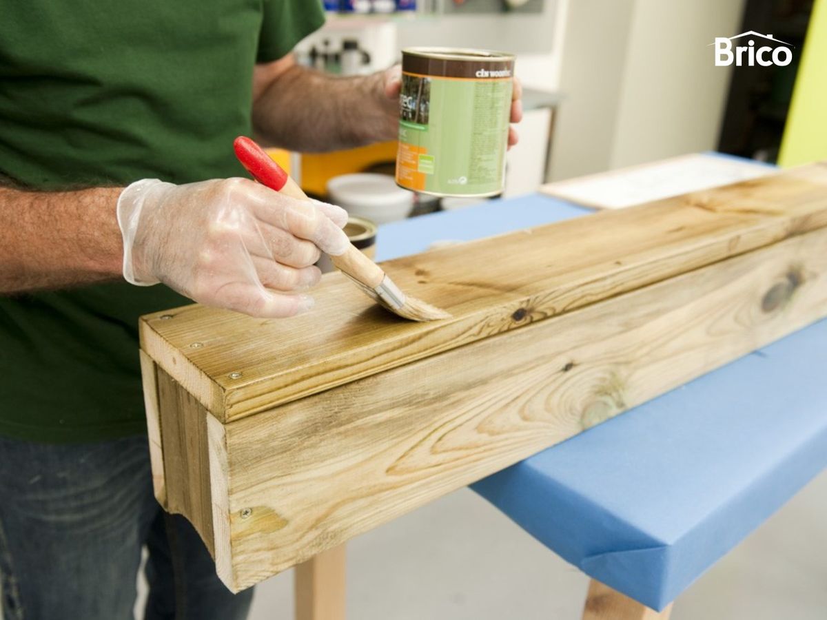 Aplicando lasur en un listón de madera