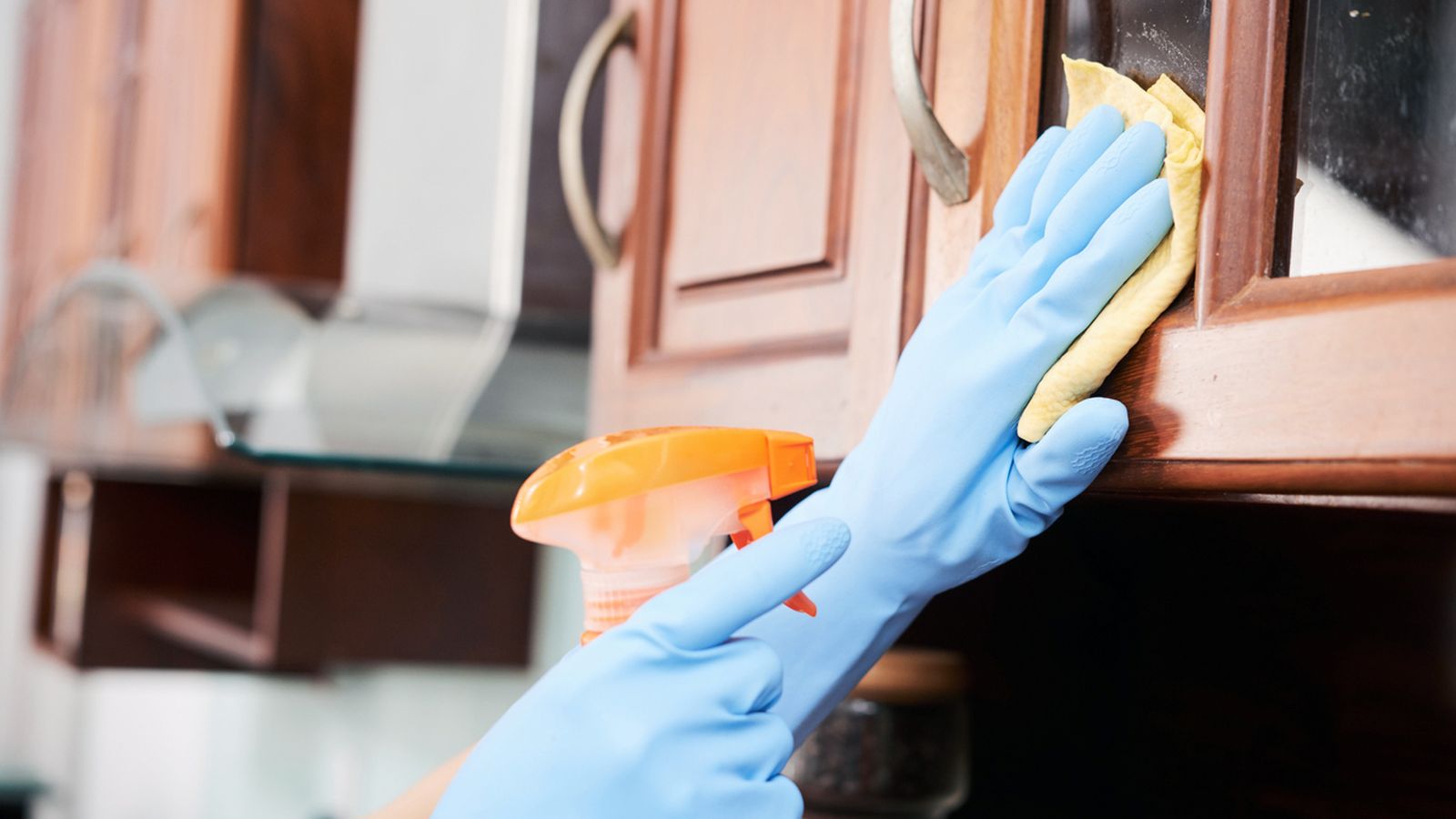 como eliminar las manchas de grasa de la cocina armarios