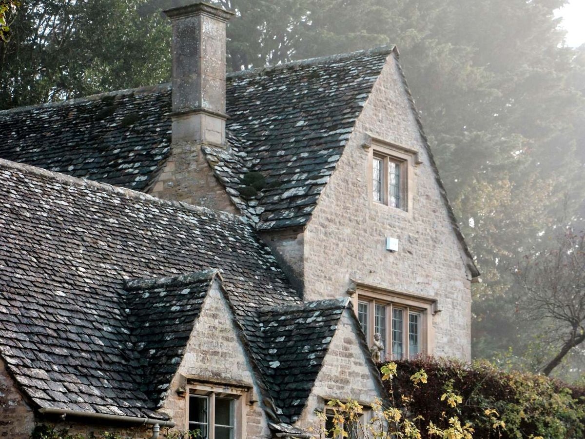 Casa con tejado de tejas