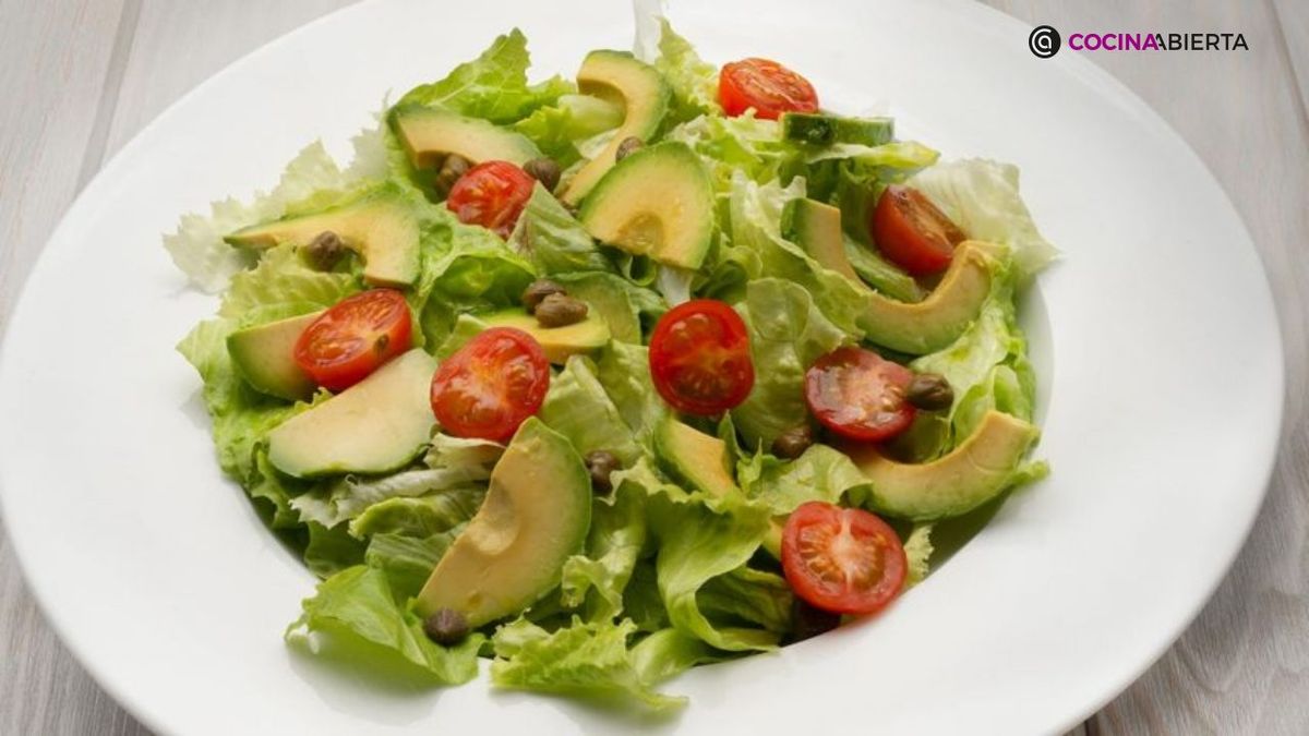 La ensalada de aguacate, tomate y lechuga es ideal para quienes buscan platos frescos