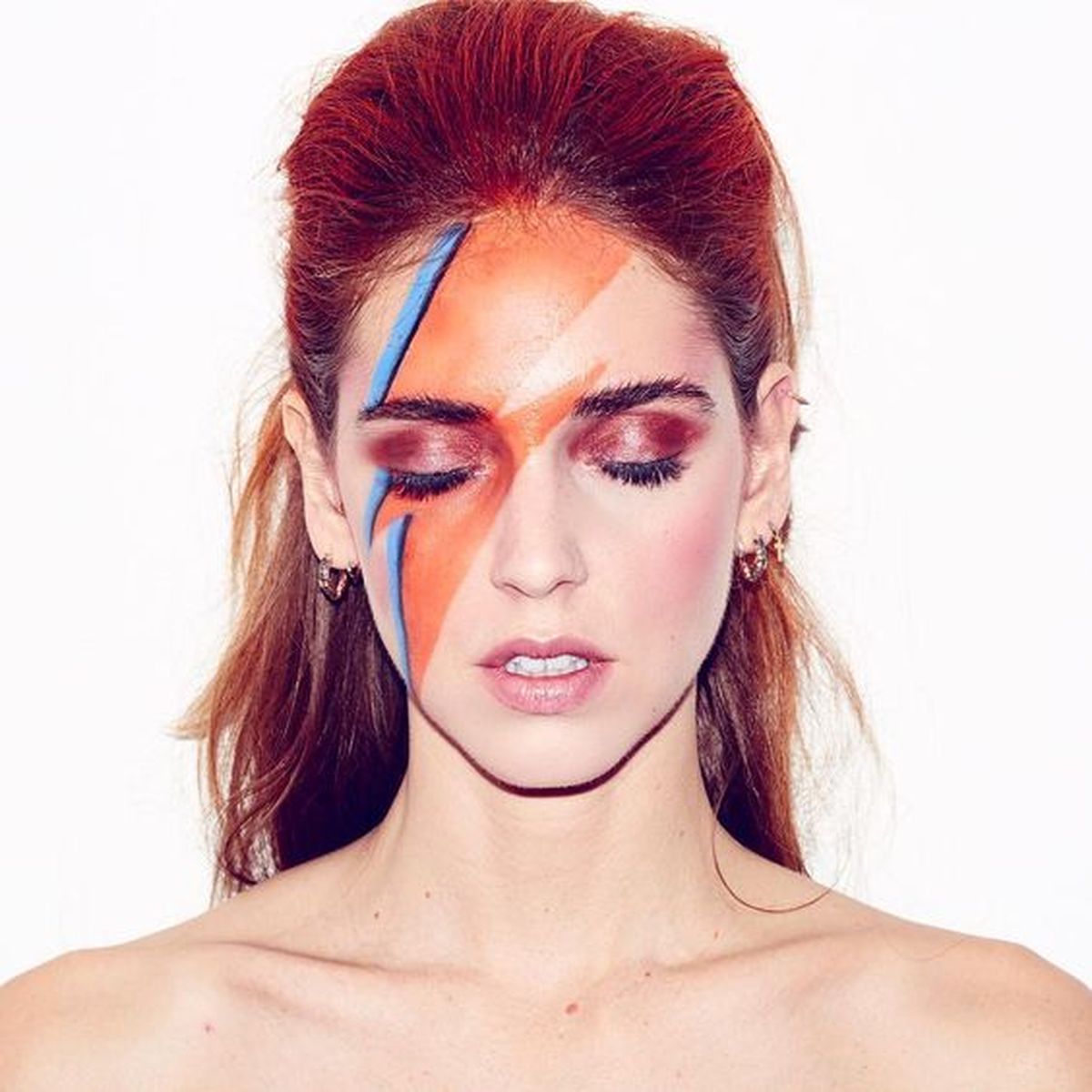 Maquillaje inspirado en la portada del disco Aladdin Sane de David Bowie
