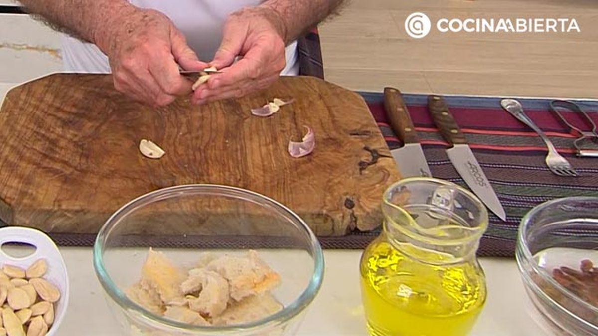 ajoblanco conpasas y sardina ahumada receta andaluza karlos arguinano karl67900321 paso1