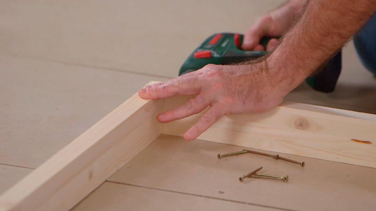 Cómo colocar un tabique de madera paso 2