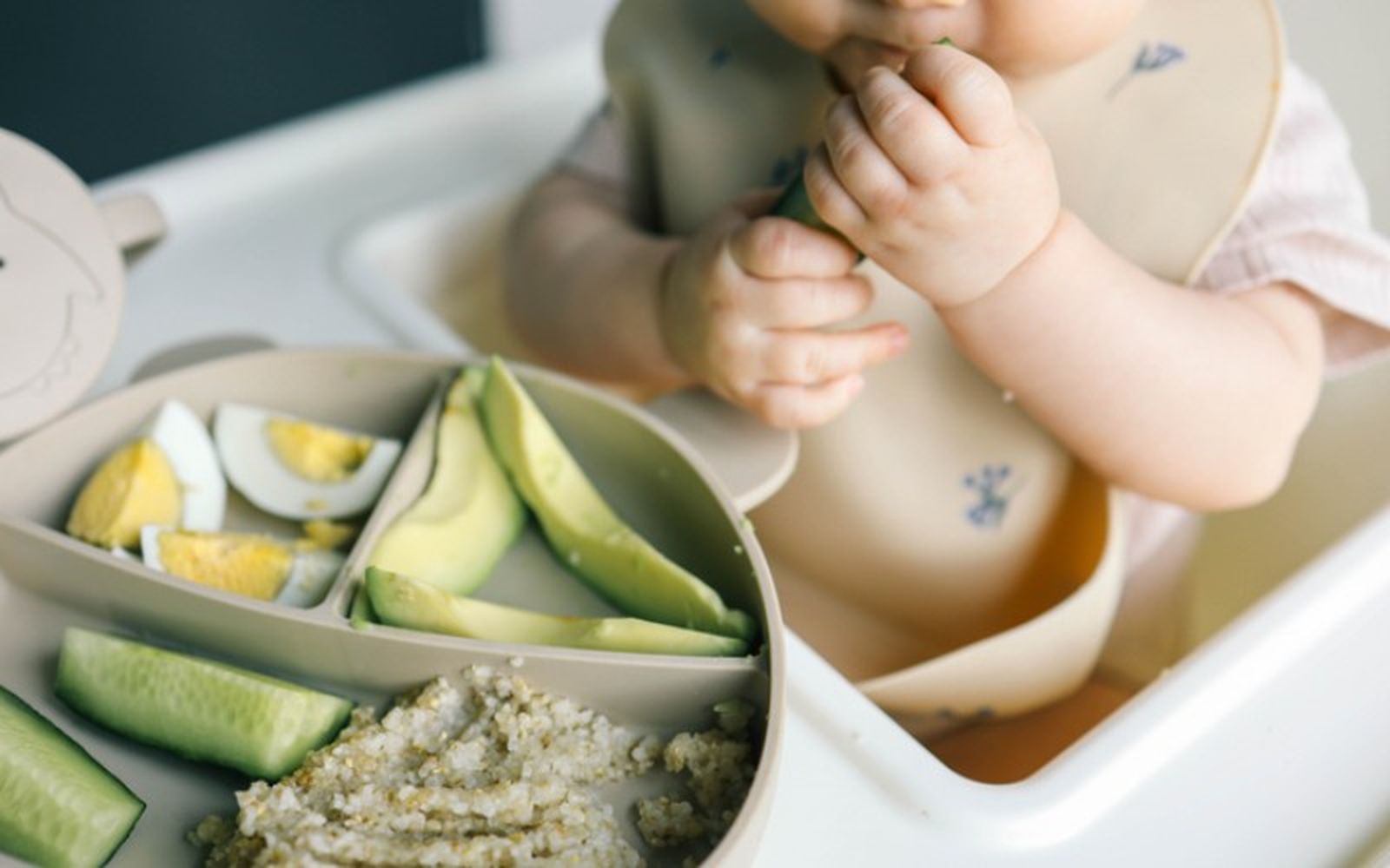 El aguacate y el huevo son dos buenas opciones para ir introduciendo en los primeros días de alimentación complementaria