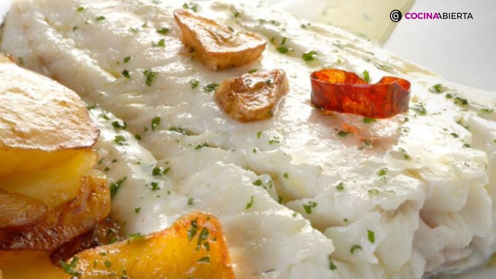 El bacalao al horno con patatas es una receta sencilla perfecta para cualquier ocasión