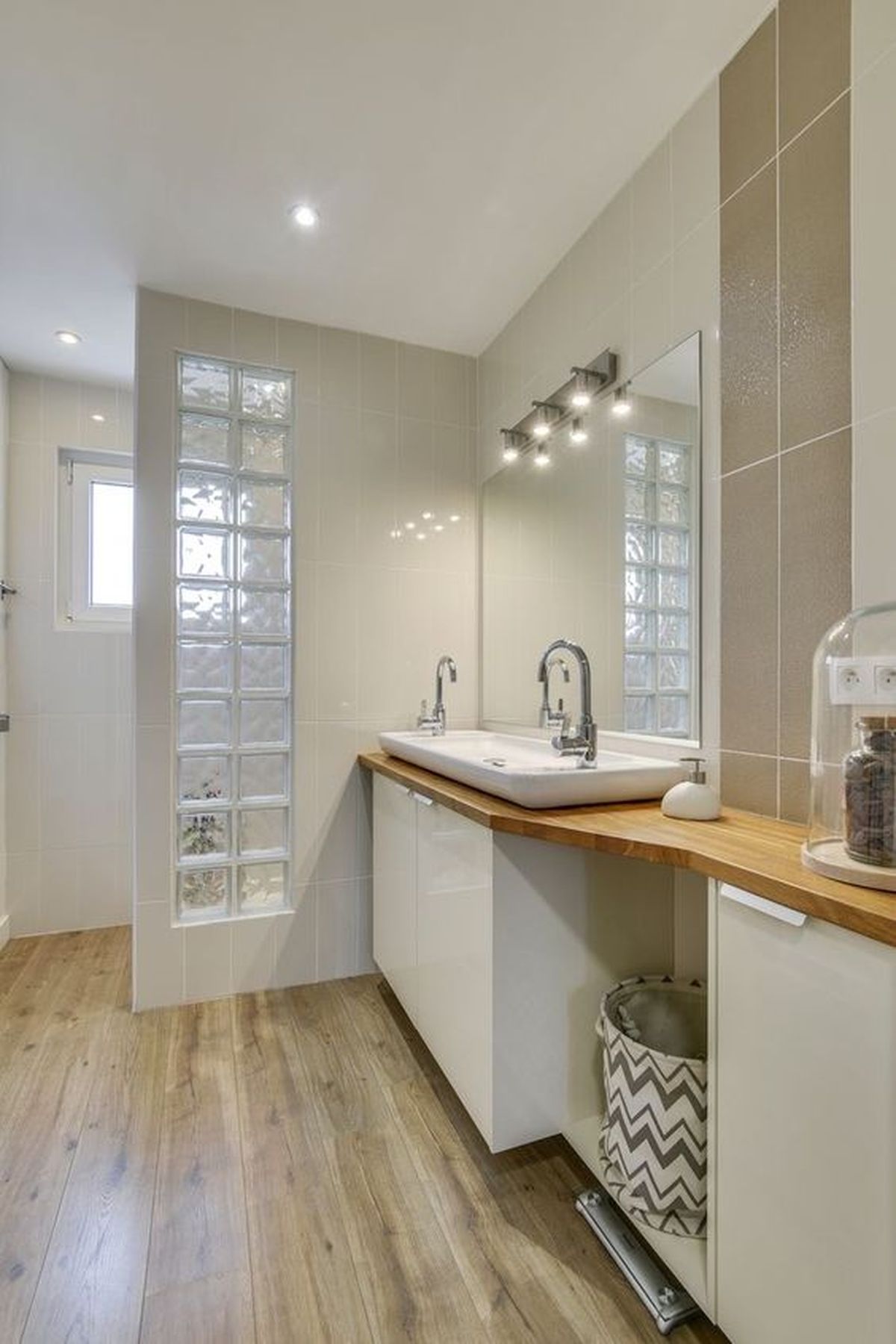 baño paves pared con columna de paves