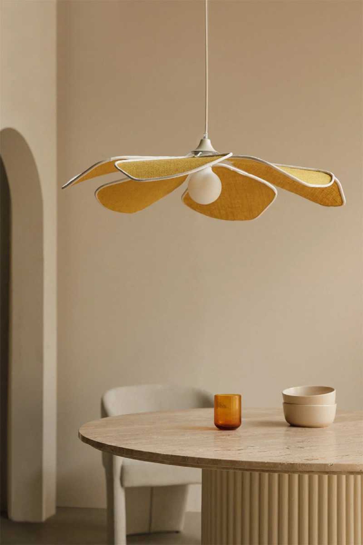 Comedor con lámpara flor, las lámparas de moda.