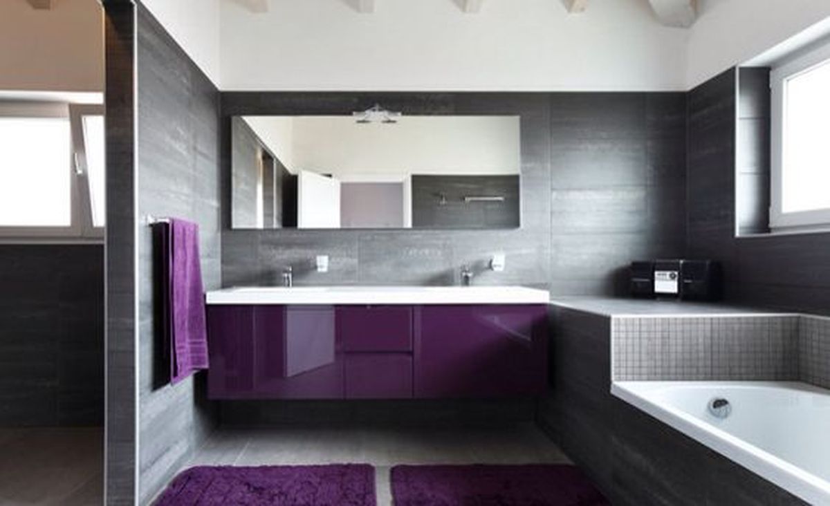 baño gris marengo morado