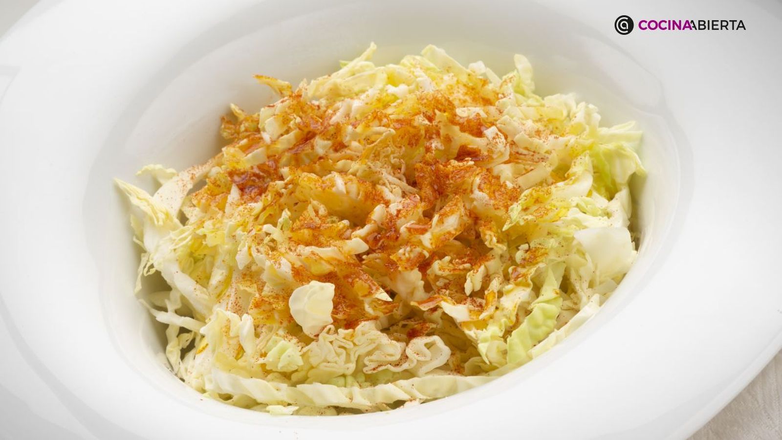 La ensalada de col española es un acompañamiento muy versátil