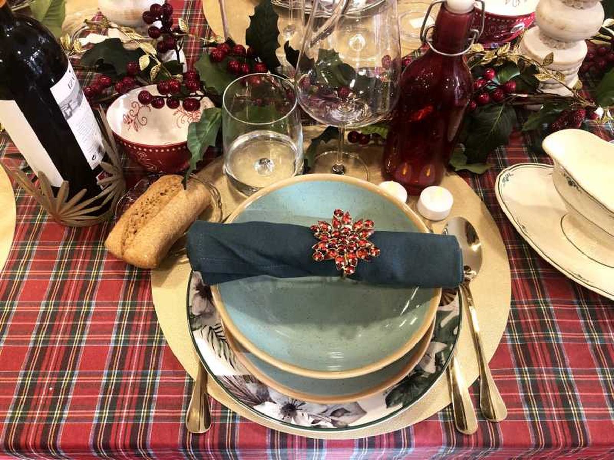 Mesa de Navidad con decoración ecléctica y mantel de tartán.