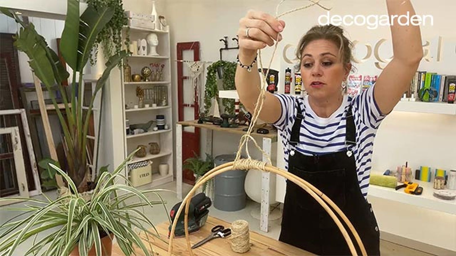 hacer soporte colgar plantas interior paso 9